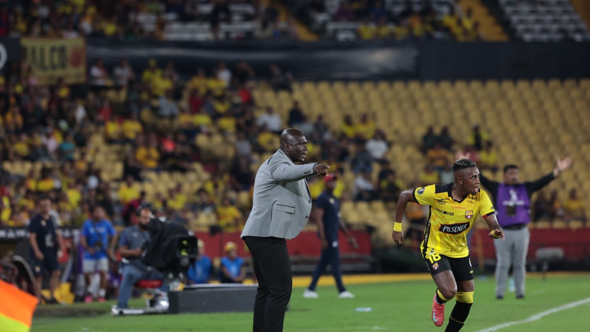 El DT Castillo da indicaciones al lateral Bryan Carabalí desde el banquillo durante el duelo copero ante El Nacional. El Mortero está invicto en la temporada 2025.