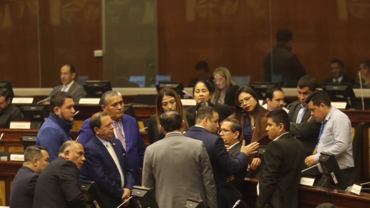 Negociaciones. El socialcristiano Jorge Enrique Acaiturri, en medio de los suyos, afina sus estrategias entre los bloques oficialista y correísta.