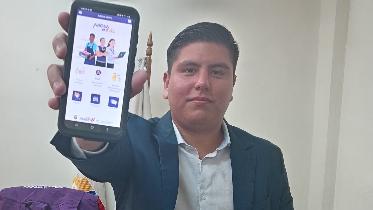 Danny Llerena, coordinador de Zona 8 de Arcsa, muestra la aplicación renovada de la entidad.