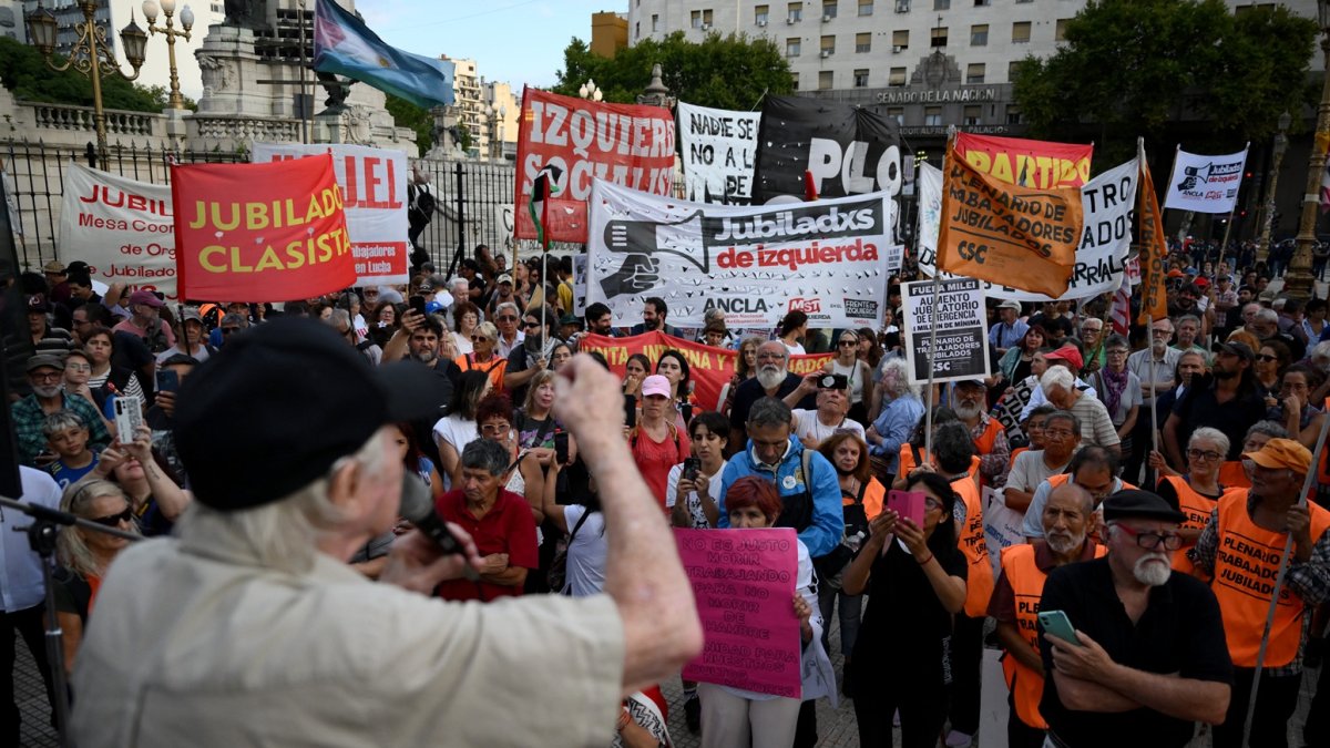 El vicepresidente de la Coordinadora Nacional de Organizaciones de Jubilados y Pensionados de Argentina, Marcos Wolman, de 89 años, pronuncia un discurso.