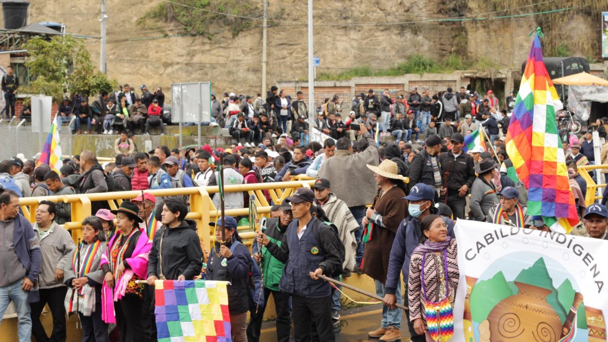 Indígenas bloquean el paso en el puente internacional Rumichaca durante una protesta para exigir una solución al derribo de dos puentes.