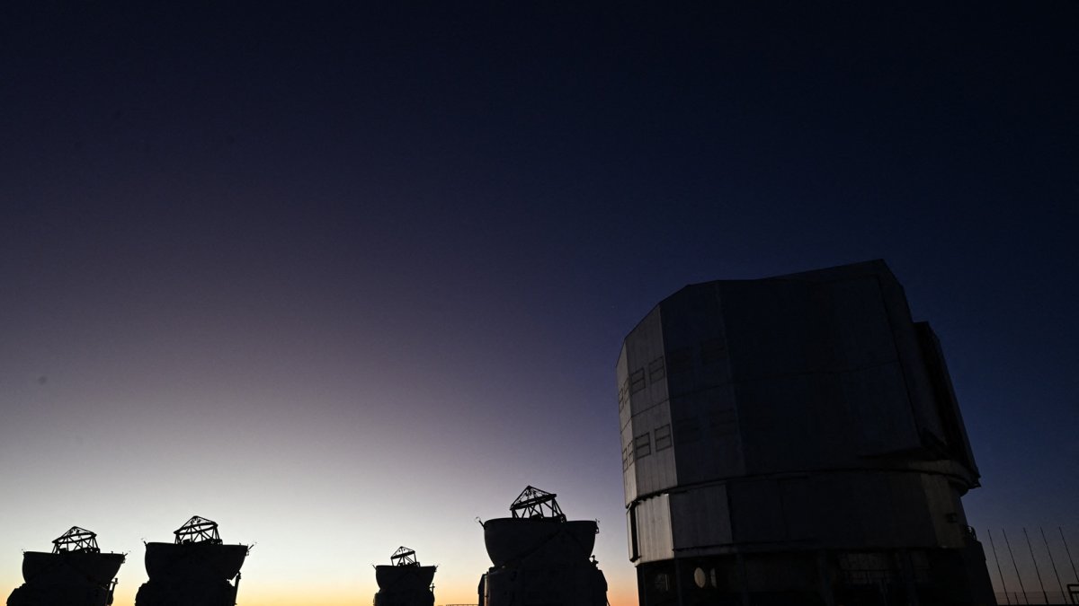 Vista de la plataforma del Very Large Telescope (VLT), con sus cuatro telescopios ópticos y cuatro telescopios auxiliares móviles, en el Observatorio Paranal del Observatorio Europeo Austral (ESO).