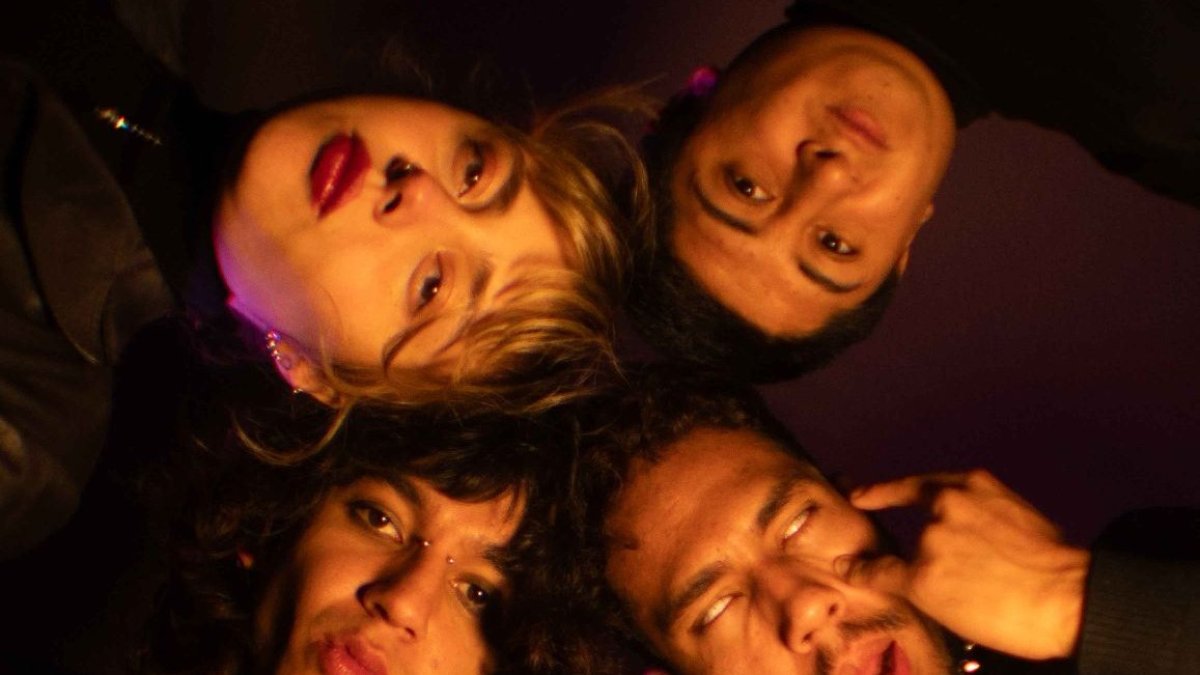 Sugxr Babies son (arriba) la bajista Ariana Vargas, el baterista Jonathan Peralta; (abajo) el vocalista Jojo Quezada y el guitarrista Pablo Guamán.