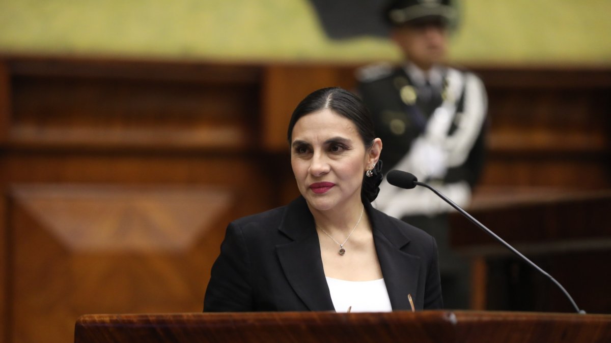 Verónica Abad, vicepresidenta de Ecuador, enfrenta suspensión de derechos políticos tras la sentencia del Tribunal Contencioso Electoral.