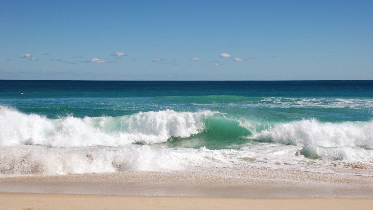 Se recomienda tomar precauciones debido al aumento de la fuerza de las olas y las corrientes peligrosas.