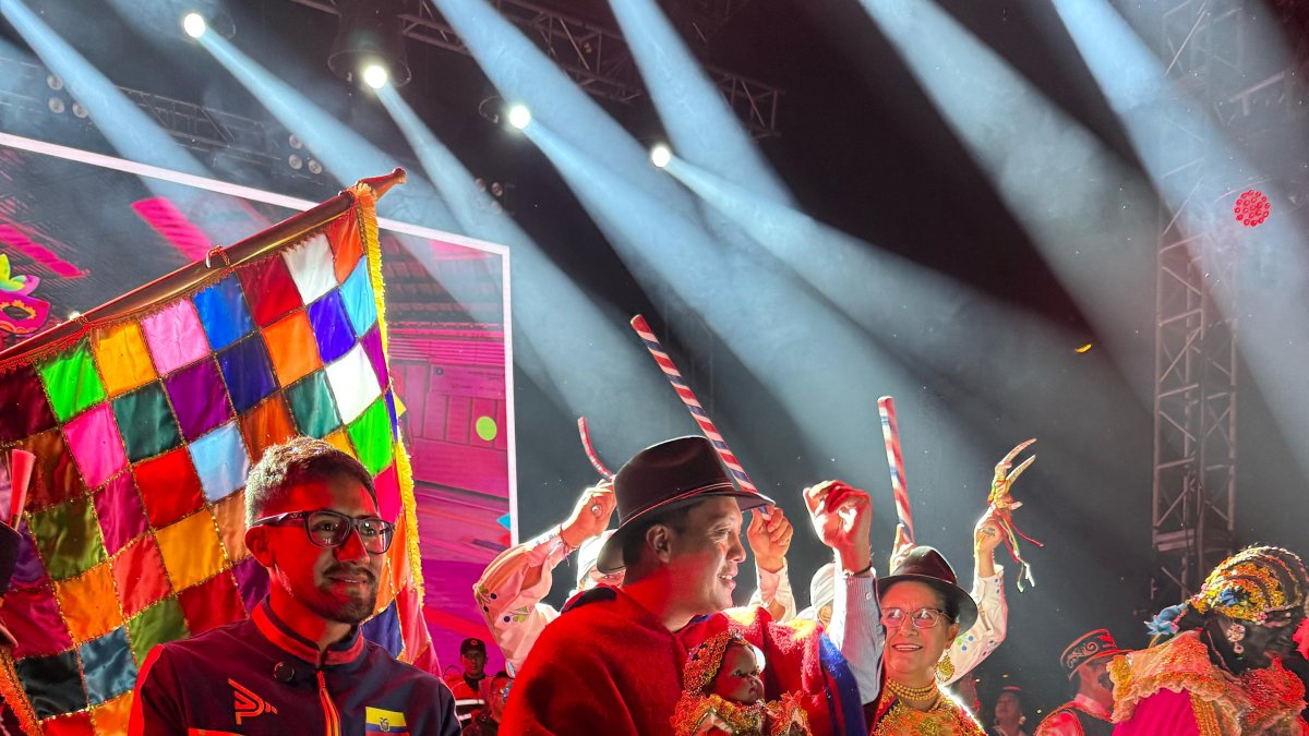 El tradicional Jueves de Compadres abrió la celebración del carnaval en Cuenca.