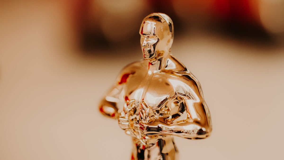 El premio Óscar es una estatuilla dorada que representa el máximo galardón dentro de la industria cinematográfica.