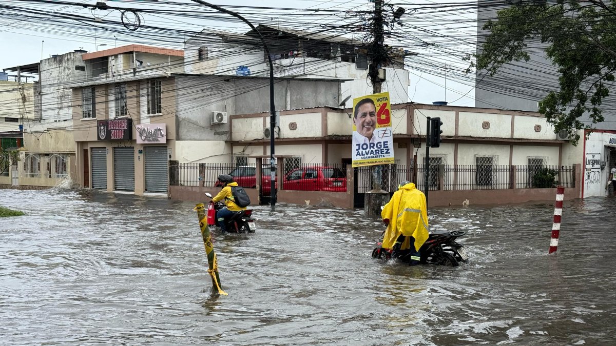 Decenas de personas tuvieron complicaciones para acudir a sus trabajos en Machala.