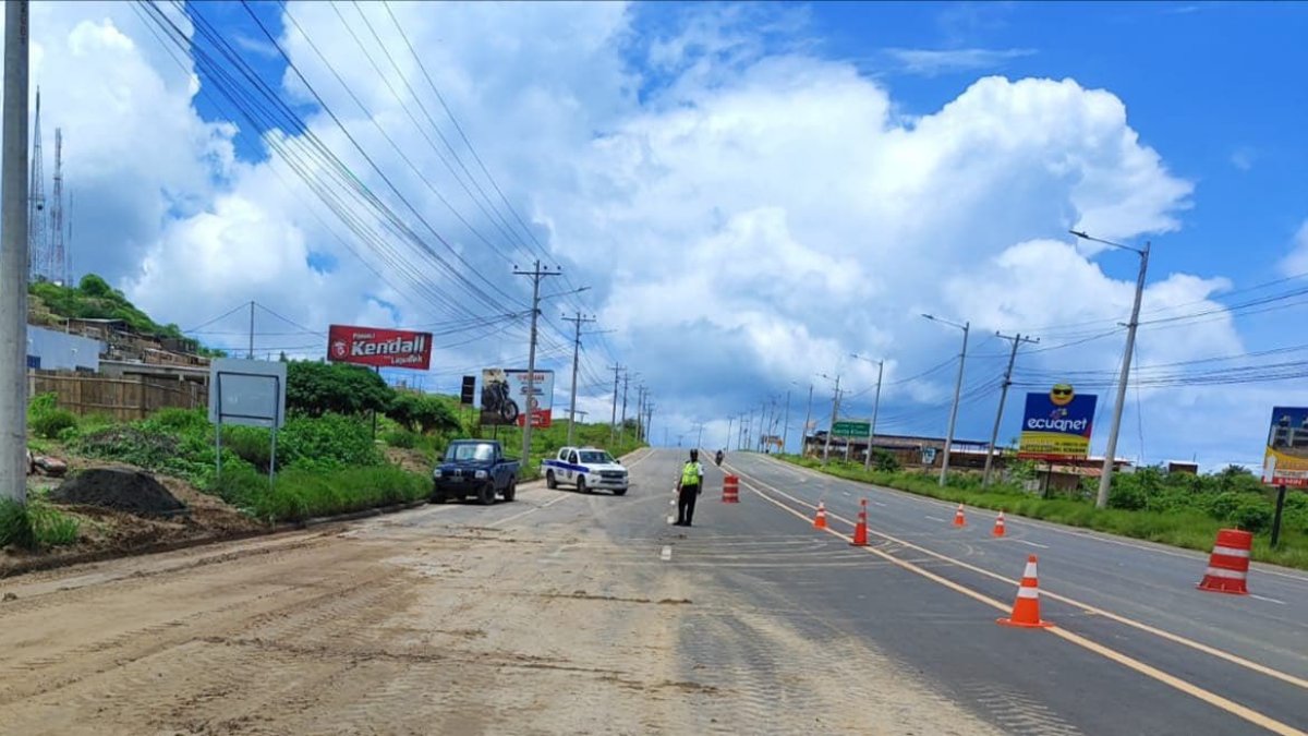 En distintos tramos de la vía E15 Ruta Spondylus, la maquinaria del Ministerio de Obras realiza la limpieza de los escombros.