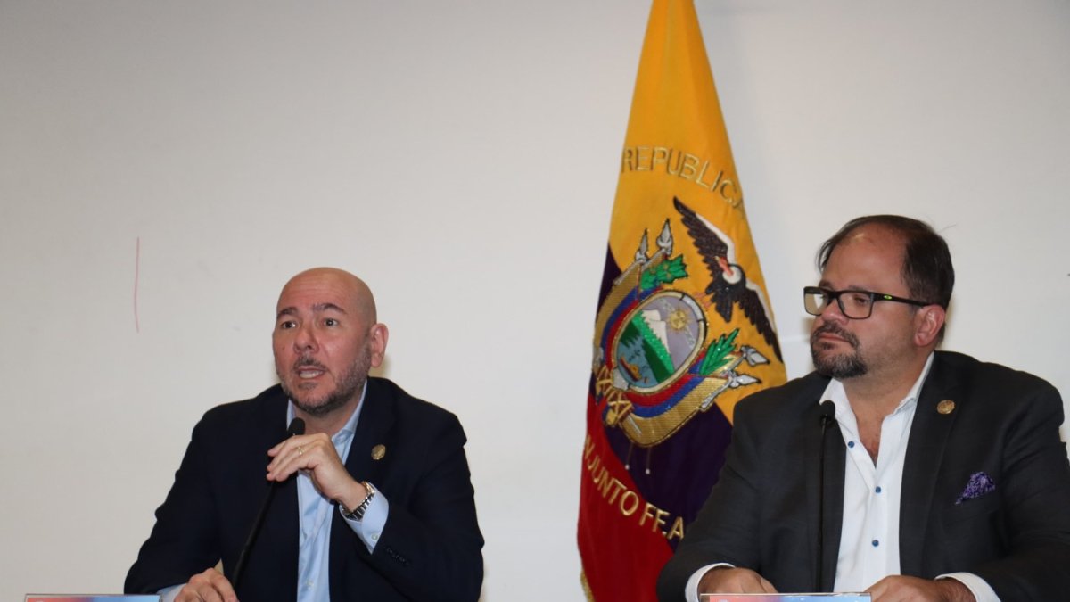 Los ministros Giancarlo Loffredo y Jhon Reimberg en rueda de prensa este 28 de febrero.