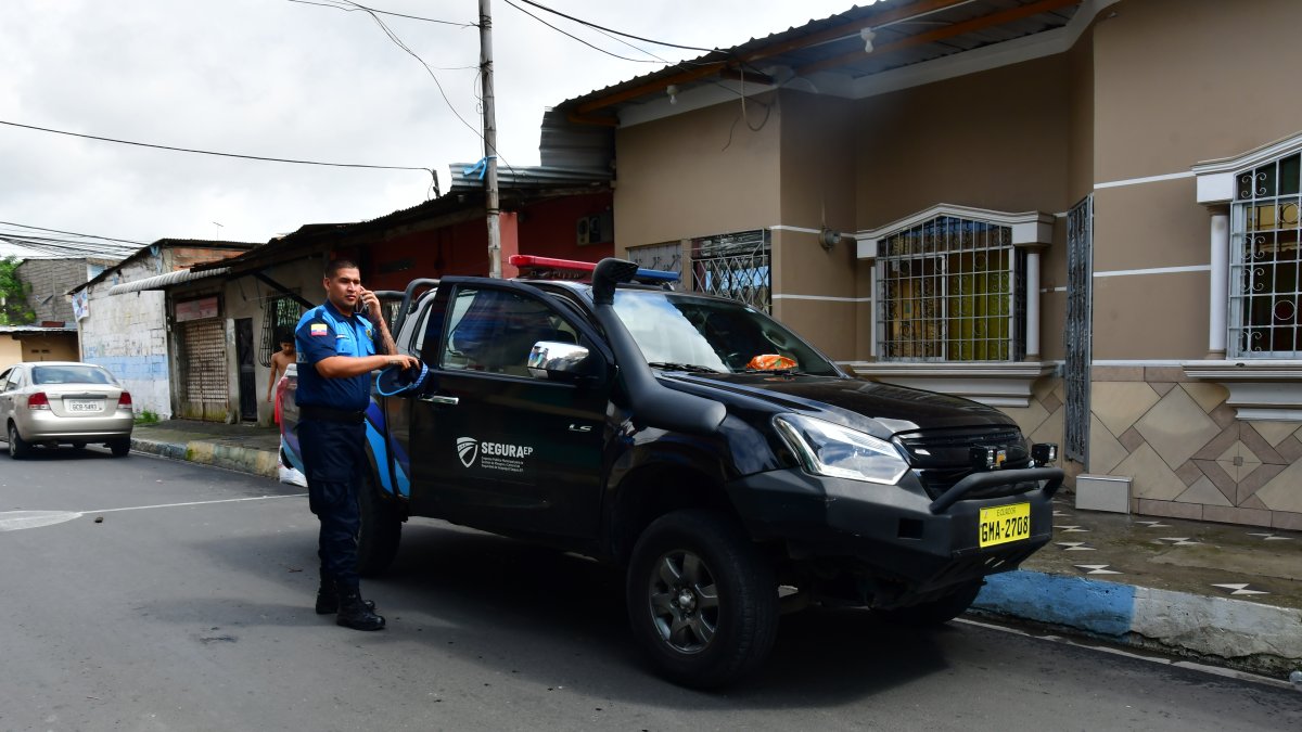 Un agente metropolitano desciende de una camioneta municipal, en el Batallón del Suburbio.