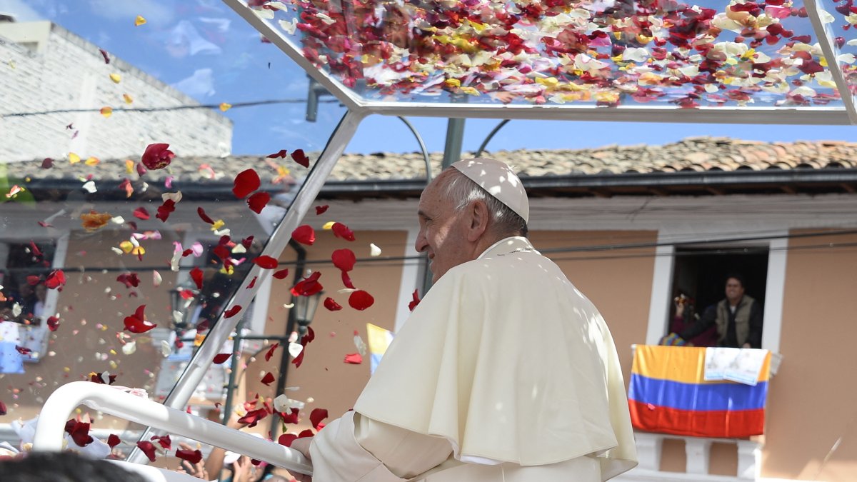 Papa Francisco durante su recorrido por las calles de Quito.