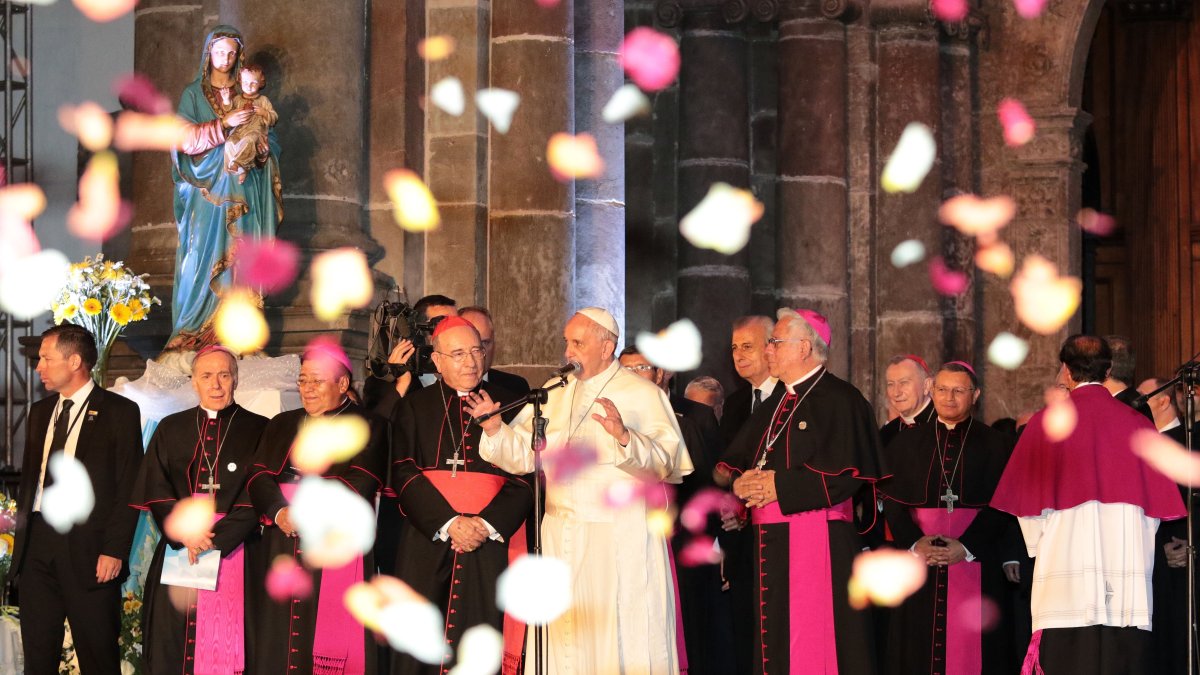 El pontífice, acompañado por los obispos ecuatorianos, saluda a quienes se encontraban apostados en la Plaza Grande.