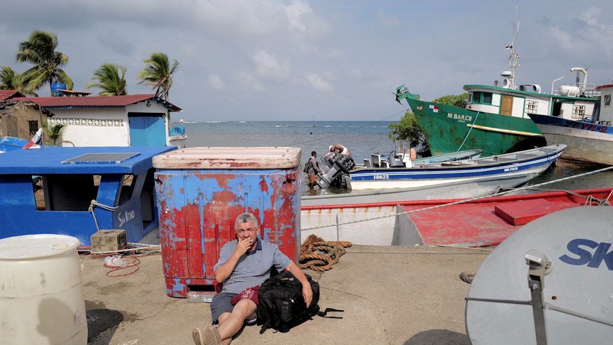 Un migrante con destino a Colombia espera un barco en Miramar, Panamá, el 27 de febrero de 2025.
