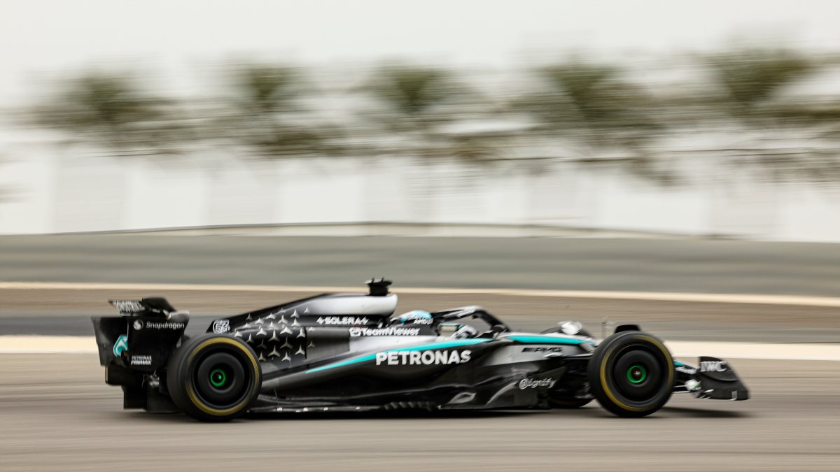 El Mercedes de George Russell en plenas pruebas del circuito de Sakhir, en Bahrain.