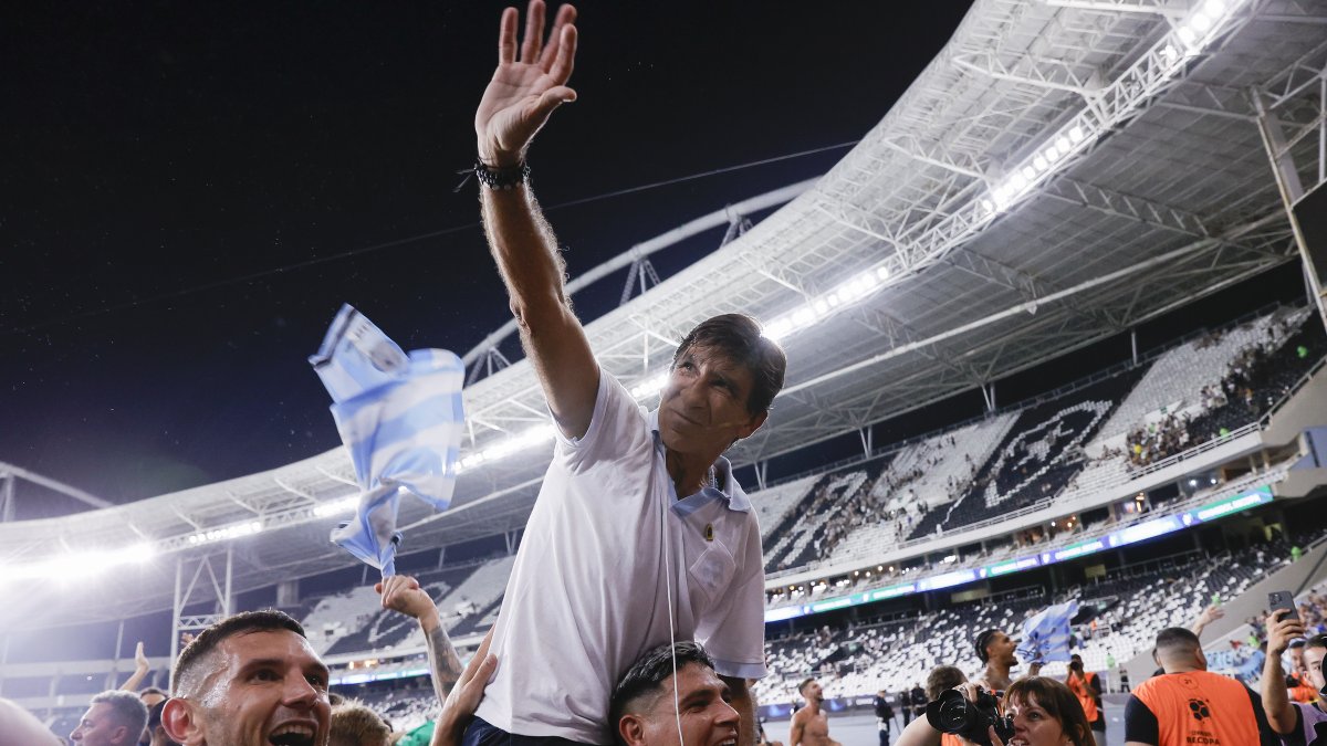 El entrenador Gustavo Costas de Racing celebró jueves el luego de ganar la final de la Recopa Sudamericana ante Botafogo en el estadio Olímpico Nilton Santos en Río de Janeiro.
