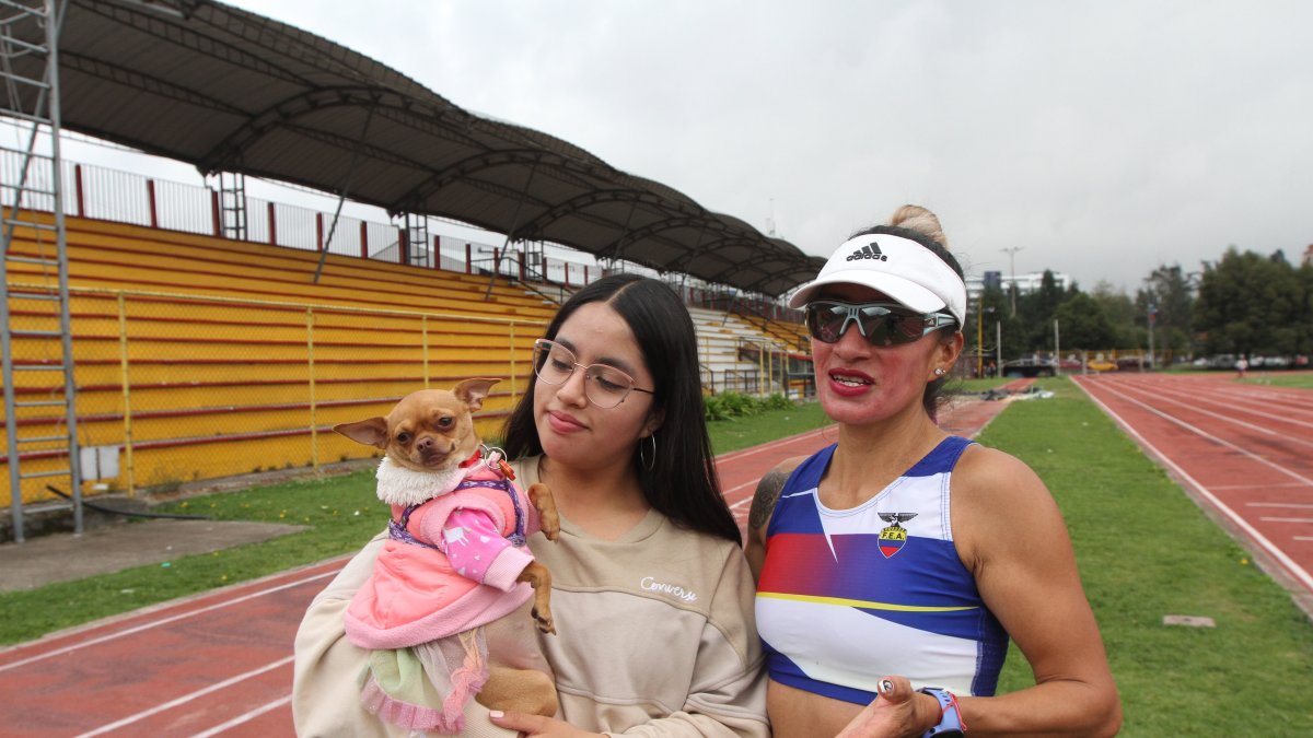 Rosalba junto a su hija Génesis y su mascota en uno de sus últimos entrenamientos en Los Chasquis, en Quito.