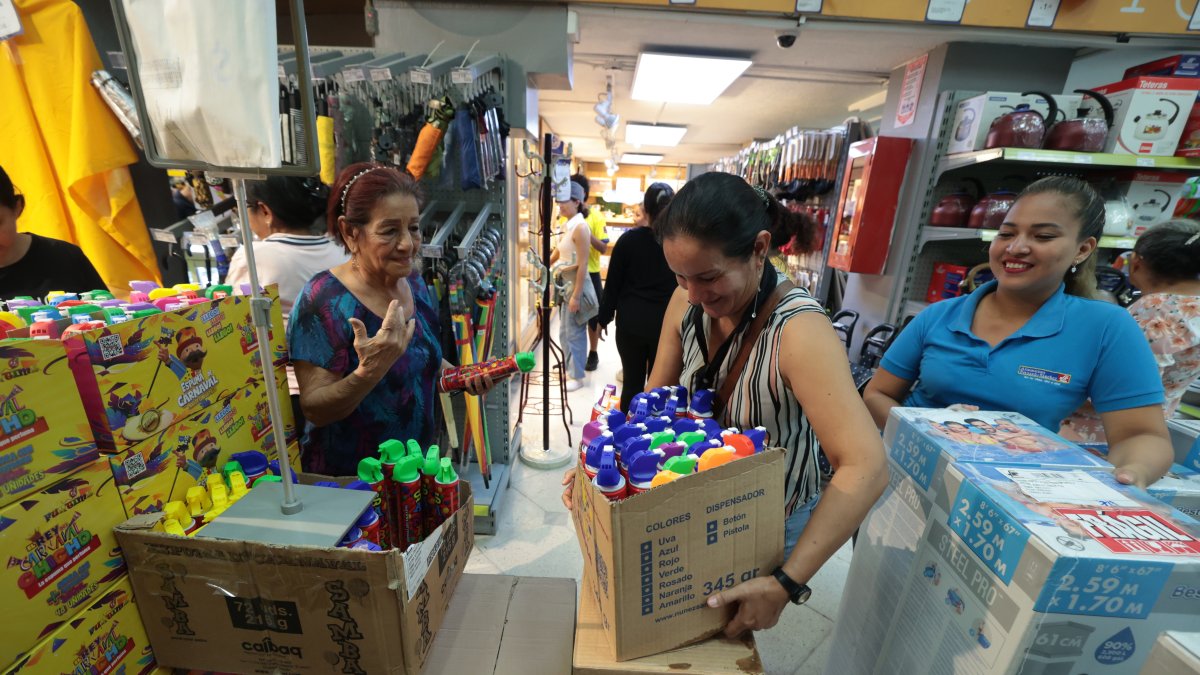 Espuma. Personas compran en Estuardo Sánchez artículos para jugar carnaval.