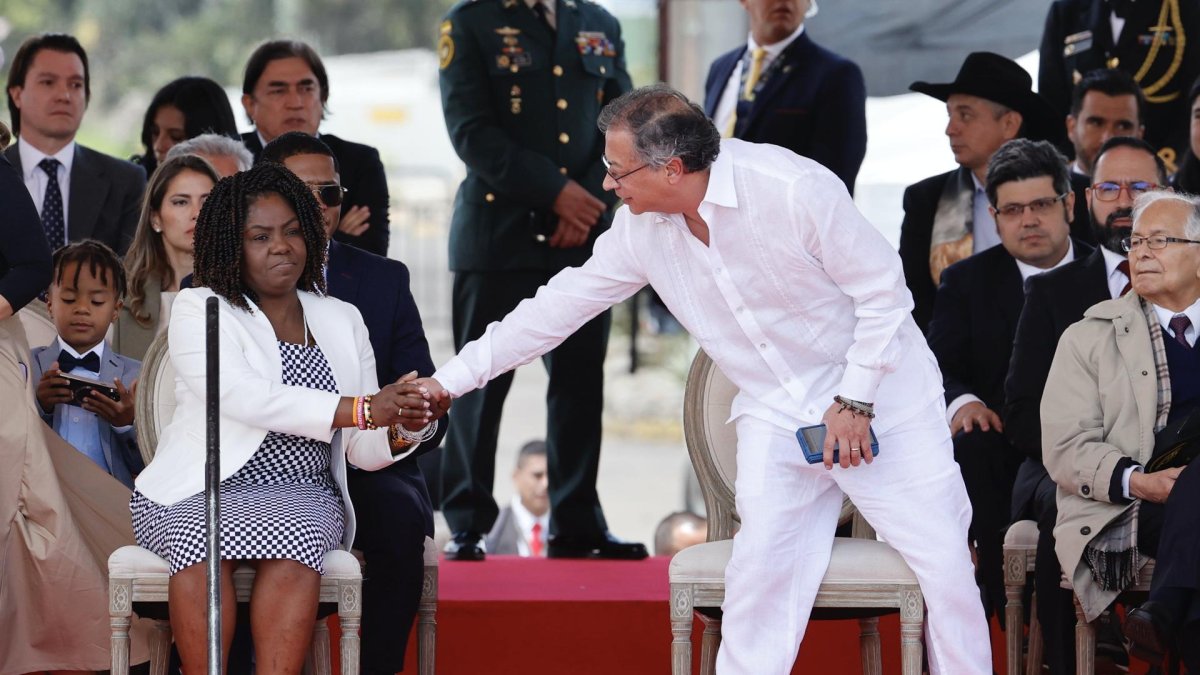 La vicepresidenta de Colombia, Francia Márquez (i), y el mandatario colombiano, Gustavo Petro (c).