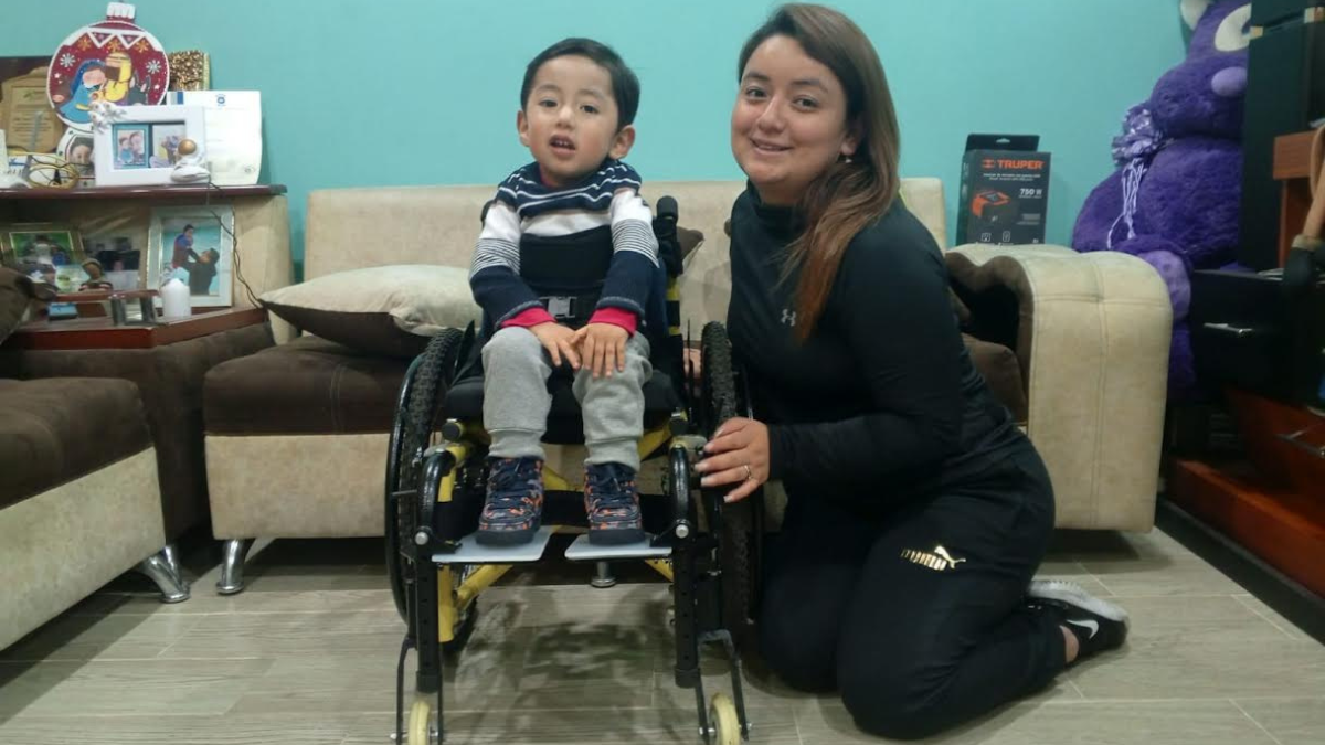 Theo Tabango y su mamá, Laura Varela. El pequeño, que está por cumplir 3 años, tiene AME tipo 1