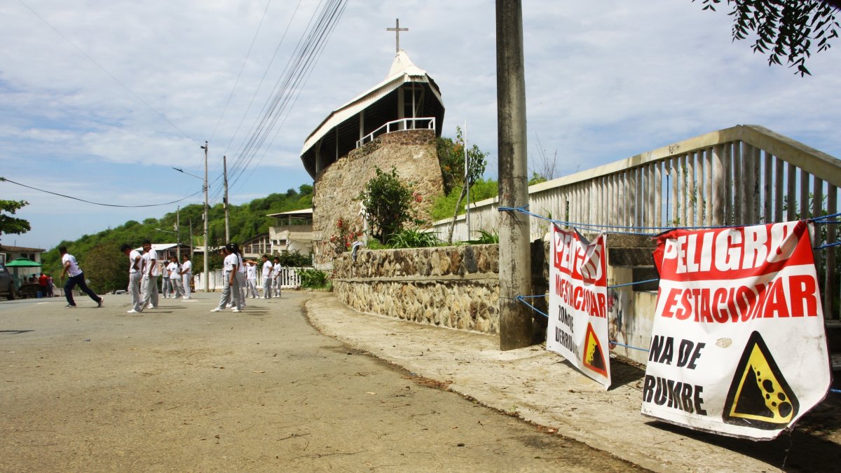 Abismo. La vía que colinda con el templo y el colegio es solo peatonal y ya no vehicular desde hace dos años. Letreros advierte del daño.