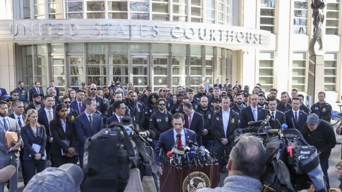El agente especial a cargo de la División de Nueva York de la DEA, Frank A. Tarentino II (C), habla durante ante la prensa afuera de tribunal federal tras procesamiento de Rafael Caro Quintero.