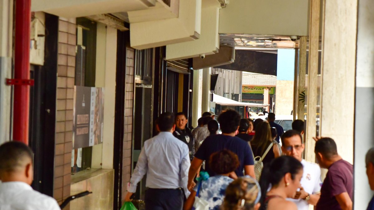 Tiroteo cerca de un centro comercial en Guayaquil, aterrorizando a los transeúntes.
