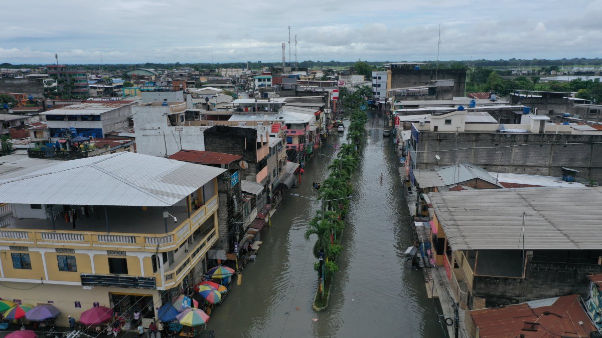 Varias calles del cantón de la provincia del Guayas están inundadas.