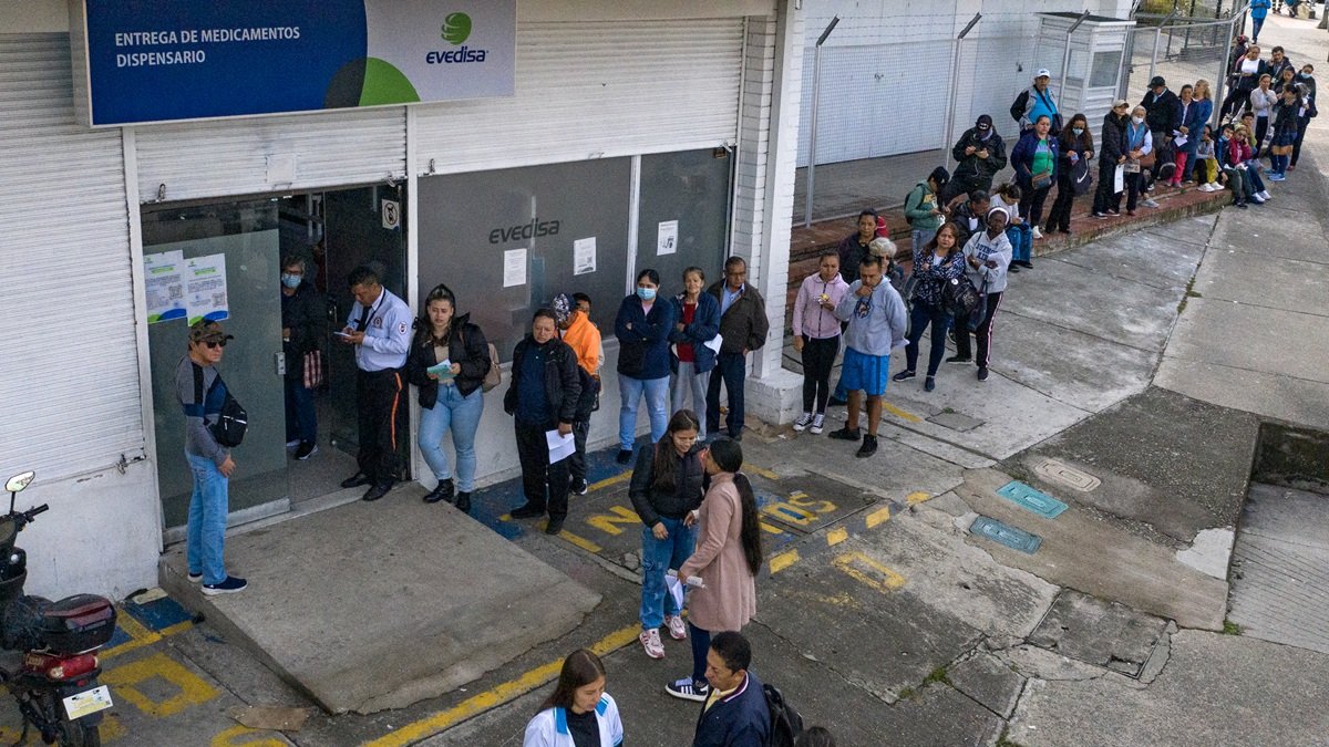 Los pacientes esperan en fila frente a un dispensario médico en Bogotá el 18 de febrero de 2025.