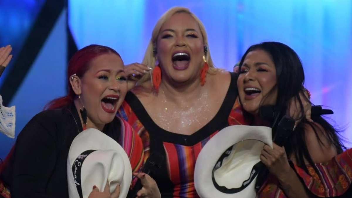 Lila Flores, Mayensi Rivera y Katty Elisa Lamilla celebran su victoria con la gaviota de plata en Viña del Mar 2025.