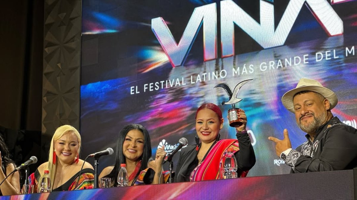 Las Damas de Oro celebrando su triunfo en Viña del Mar 2025, con la Gaviota de Plata en la categoría folclórica, demostrando el poder de la música ecuatoriana en el escenario internacional.