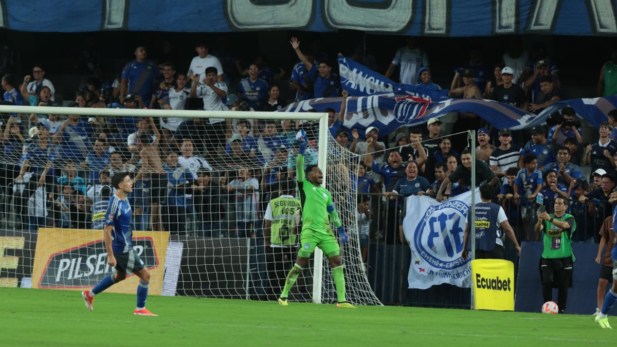 Pedro Ortiz tapó un penal ante Macará.