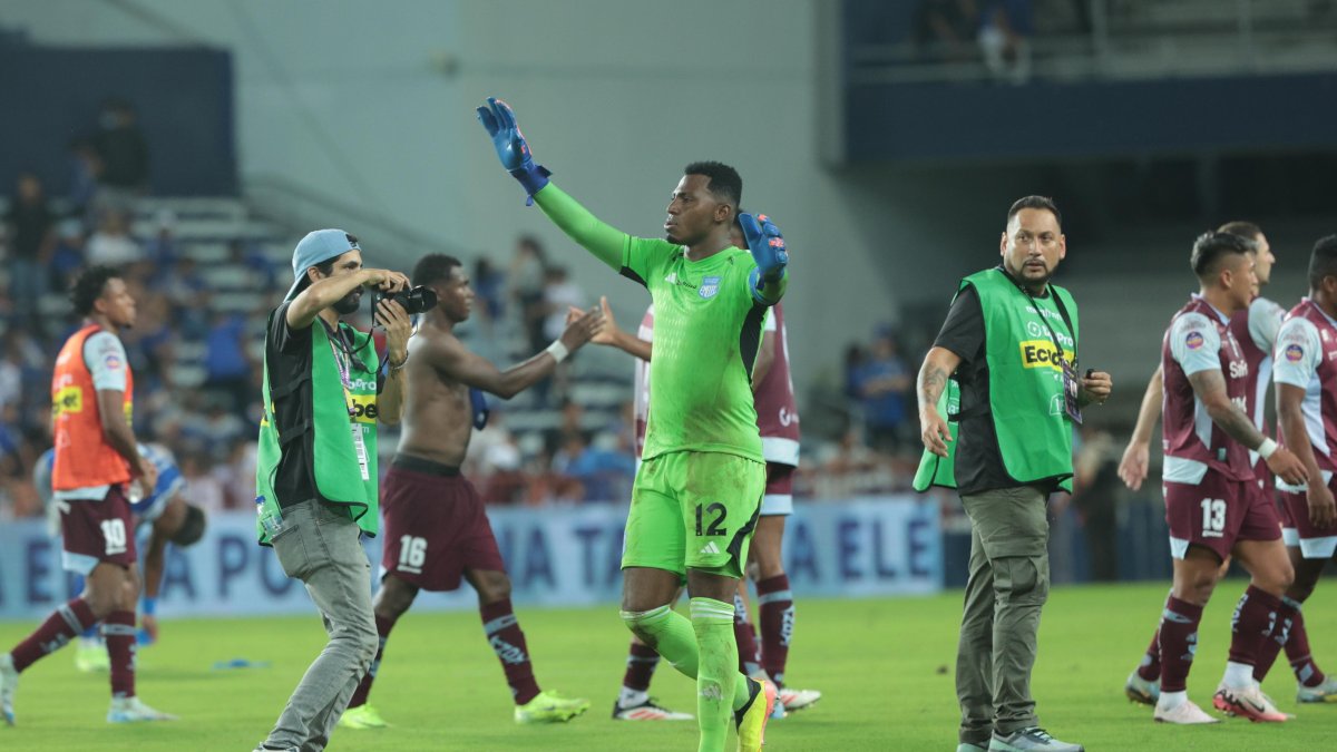 Pedro Ortiz fue ovacionado por los hinchas azules tras el empate de Emelec y Macará