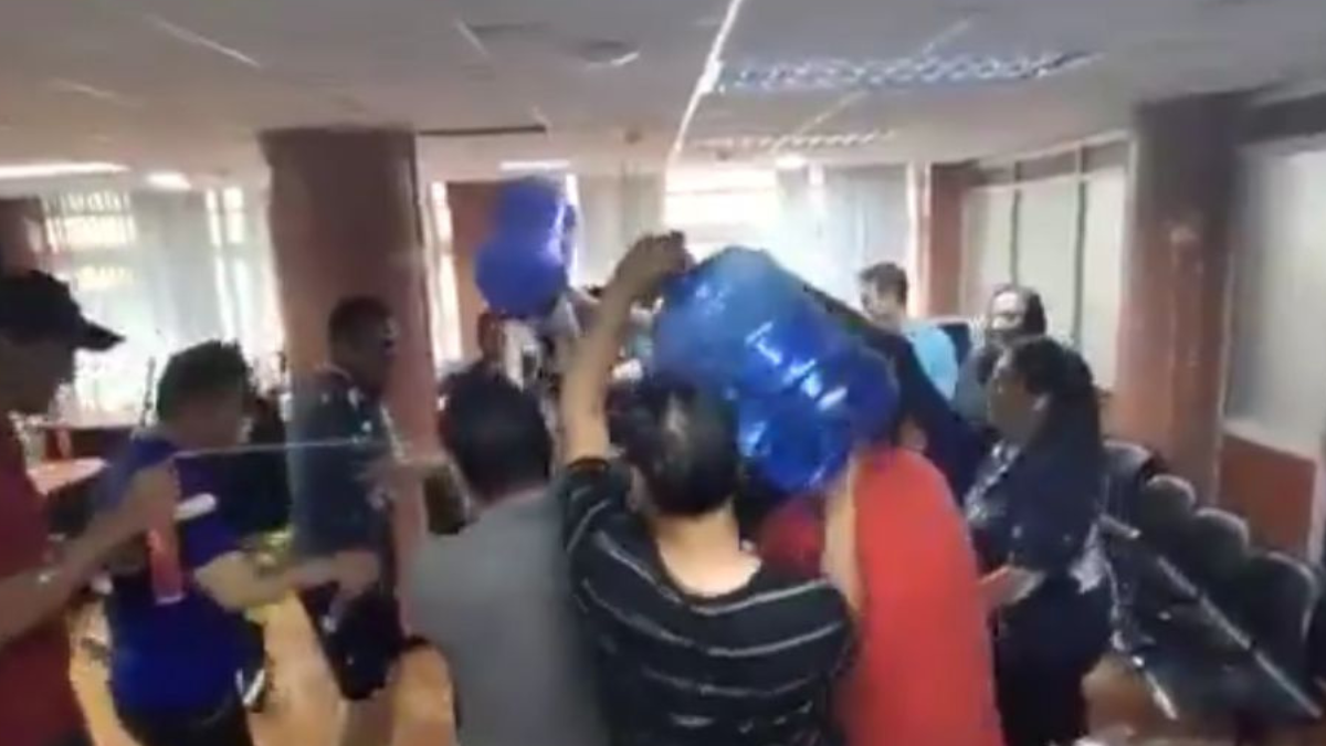 El hecho llevó a sanciones tras la viralización de videos en los que empleados fueron captados jugando en horas laborales.