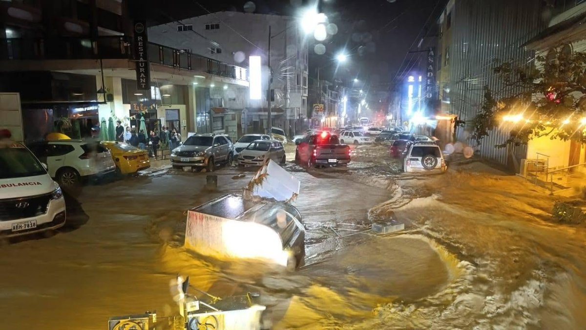 Las calles de Piñas se convirtieron en ríos luego del desbordamiento de quebradas.