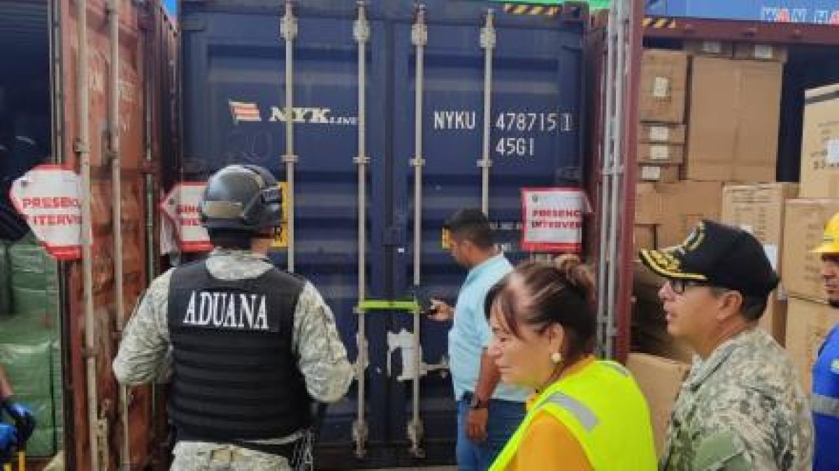 Un control en el Puerto de Guayaquil a un contenedor de zapatos.