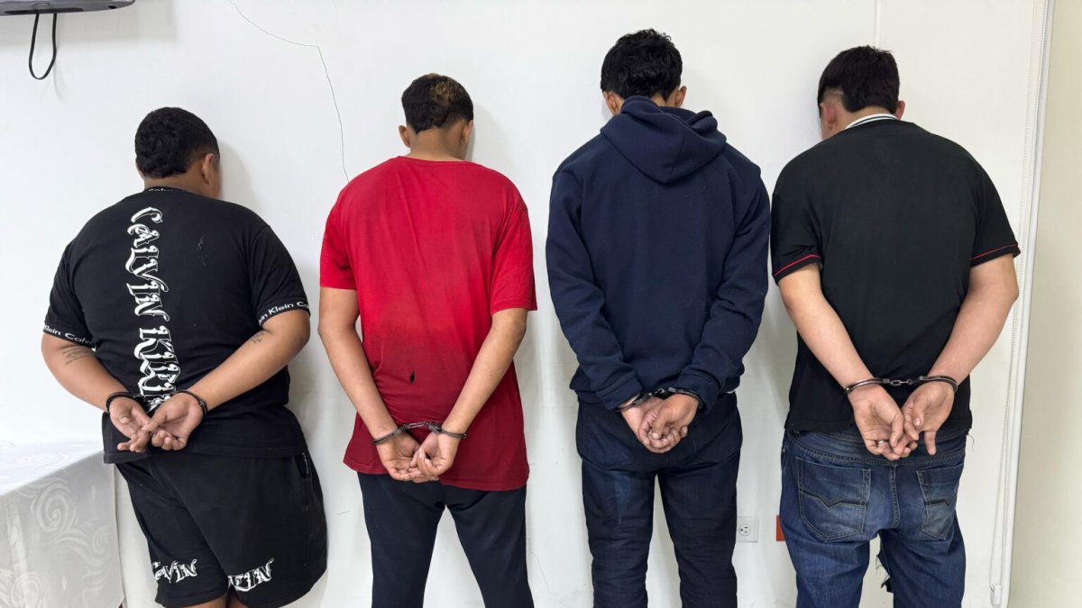 Autoridades presentan a los detenidos y los objetos incautados durante el operativo en Quito.