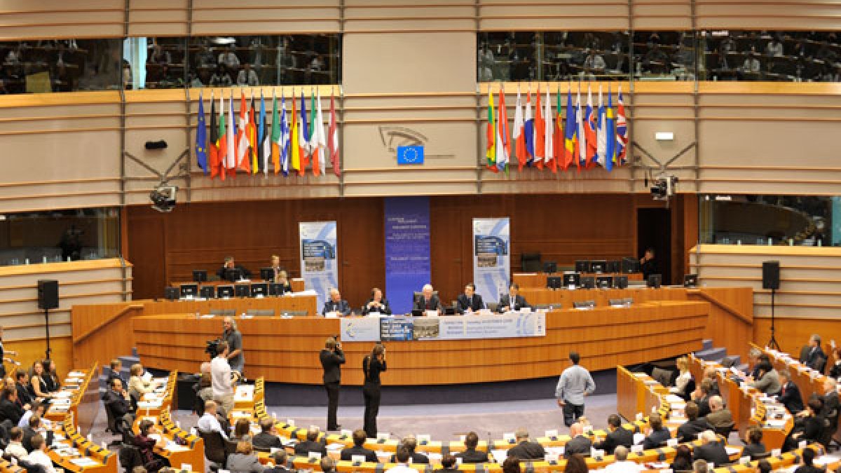 La Comisión Europea es la única que toma la decisión sobre liberación del visado Schengen.