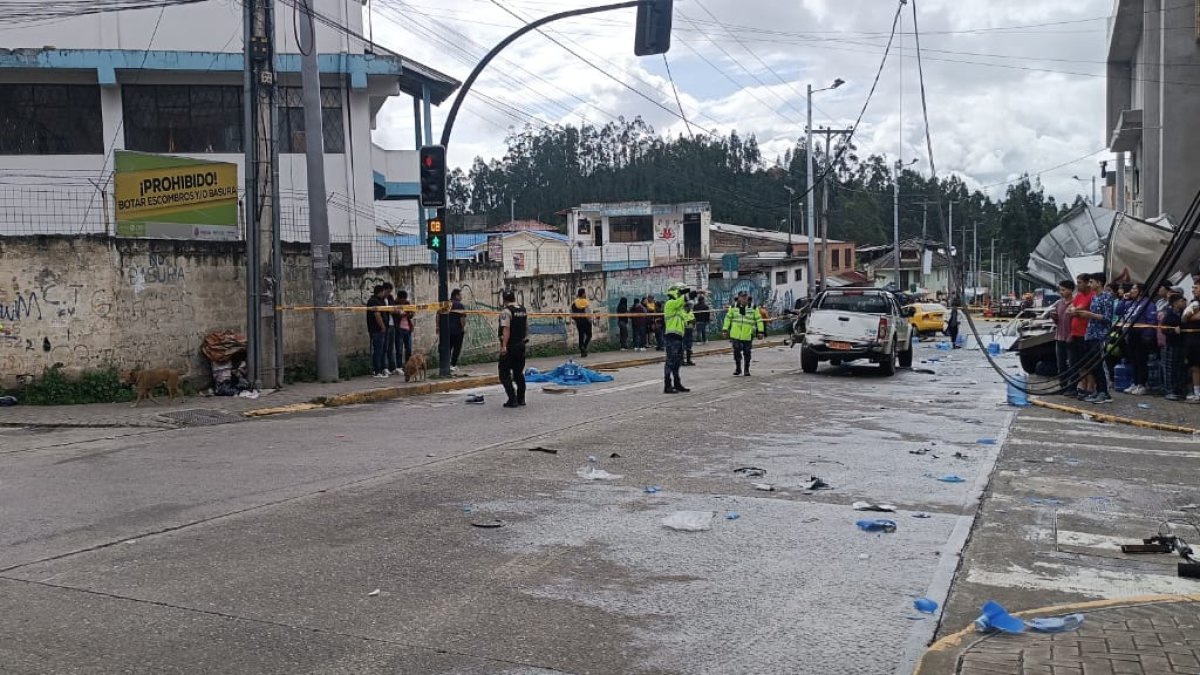 Un bus de transporte urbano de Guayaquil se accidentó en Cuenca y deja personas fallecidas.