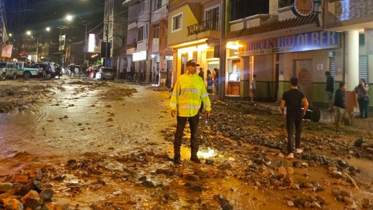 Un policía camina por una calle de Piñas, cantón de El Oro afectado por un aluvión.