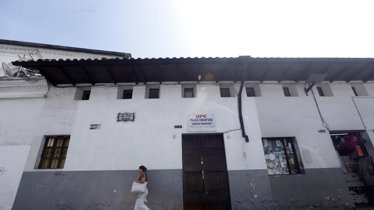 En la Rocafuerte y Maldonado,centro de Quito, la UPC estaba cerrada. Desde el mediodía hay venta de droga; también se ve a habitantes de calle, libadores y dicen que hay asaltos.