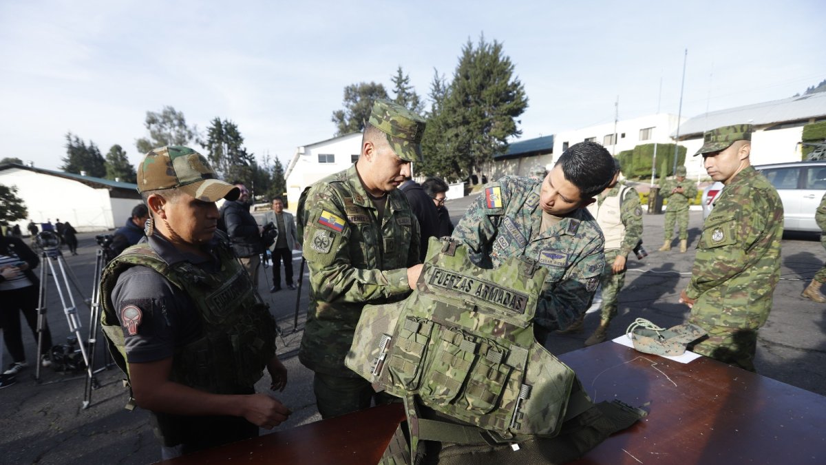 El ministro Giancarlo Loffredo convocó a una demostración sobre los chalecos.