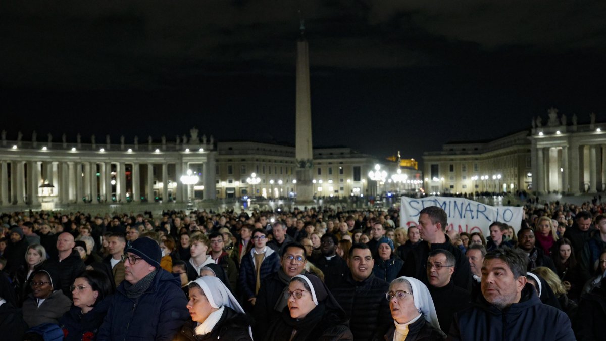 Feligreses oran en la Plaza San Pedro por la salud del Papa
