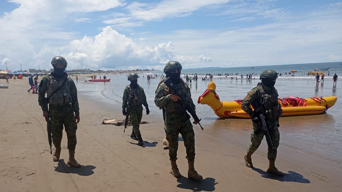 Acciones. Militares patrullaron cerca a los balnearios este sábado.