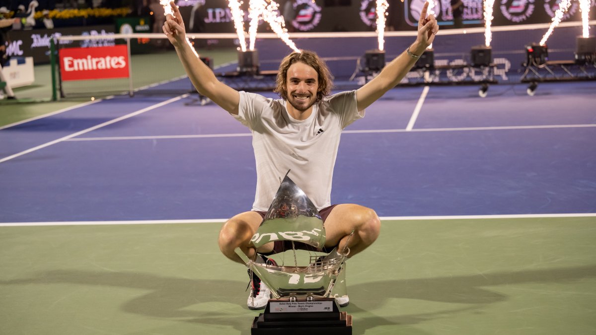 El griego besa el trofeo de Dubai, su primer título de categoría ATP 500.