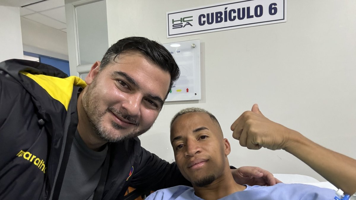 Antonio Álvarez presidente de Barcelona SC junto a Byron Castillo en una clínica de Loja.