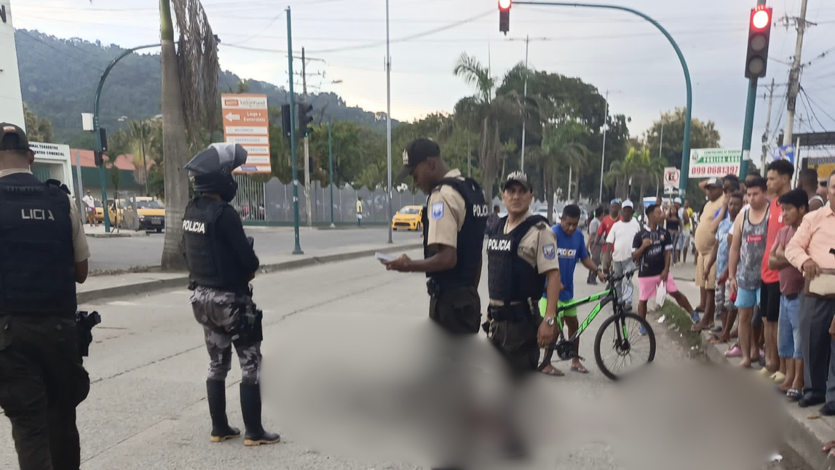 Muerte. En Esmeraldas, un policía muere al tratar de capturar a dos sicarios que habían asesinado a un hombre.