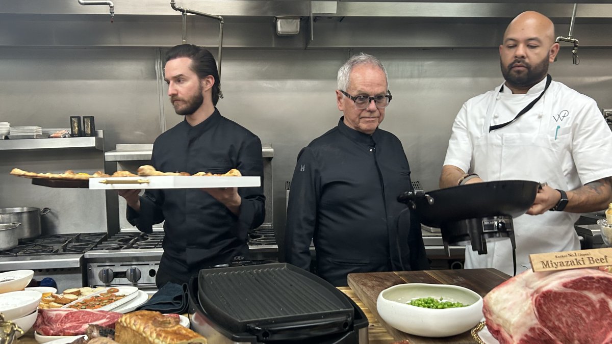 En las cocinas del teatro Dolby en Los Ángeles, el chef de los Óscar, Wolfgang Puck (en el centro), supervisa las preparaciones junto a su hijo Byron Puck (izquierda) y un ayudante de cocina.