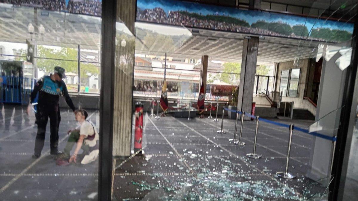 Así quedó el acceso 2 del Palacio Municipal de Quito tras el impacto de dos turistas que resultaron heridos.