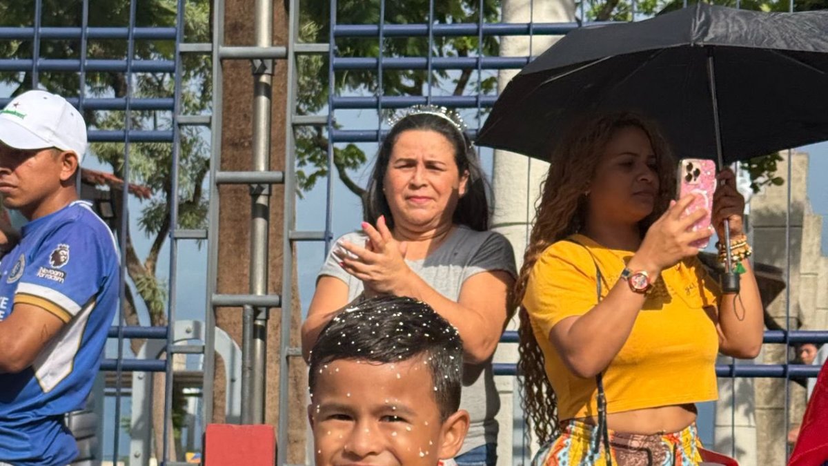 En el Malecón 2000 familias se han concentrado para jugar carnaval